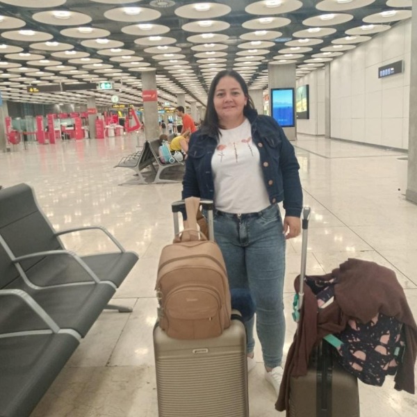 Pasajera de Mia Travelling en el aeropuerto